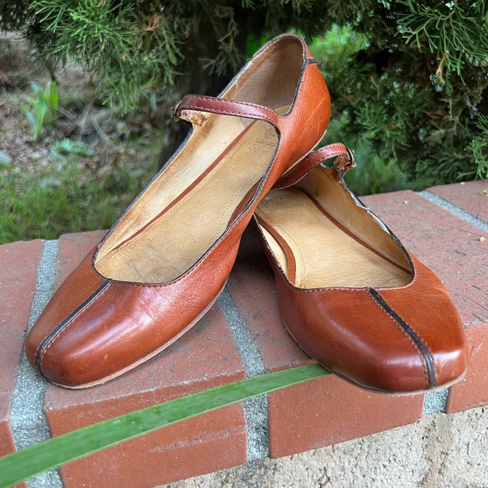 Frye Vintage MaryJane Flats size 8.5